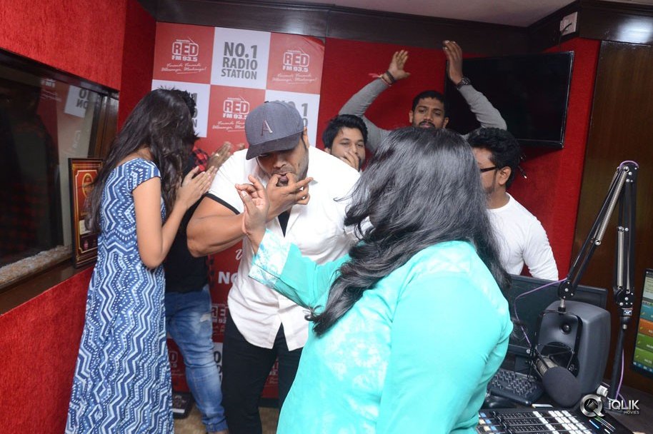 Manchu-Manoj-at-Redfm-For-Okkadu-Migiladu-Movie-Promotions